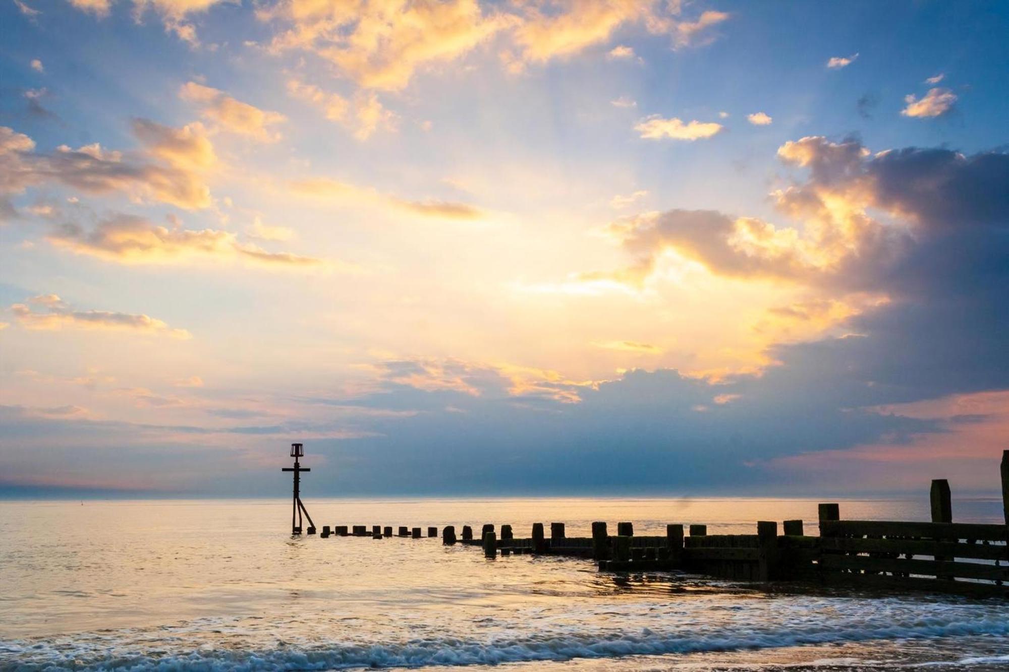 Chalet With Free Wifi At Rainbows End Near A Lovely Norfolk Beach Ref 31002R Villa Bacton  Exterior photo